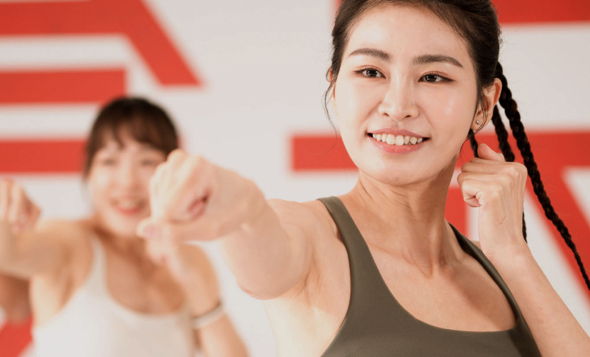 女性參與拳擊有氧課程